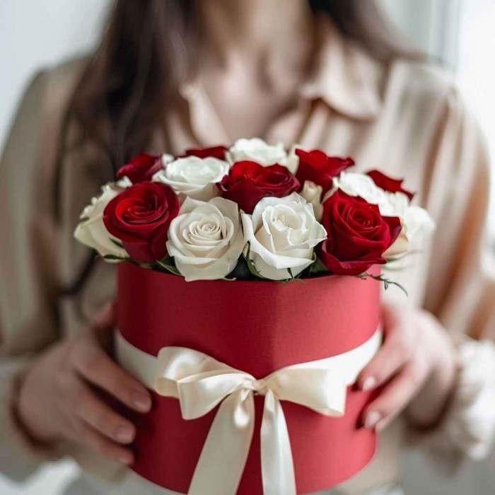 15 красно-белых роз в коробке