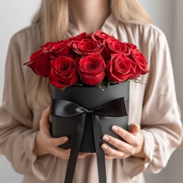 15 красных роз в коробке