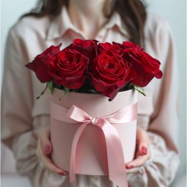 7 красных роз в коробке