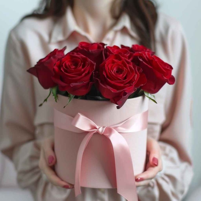 7 красных роз в коробке