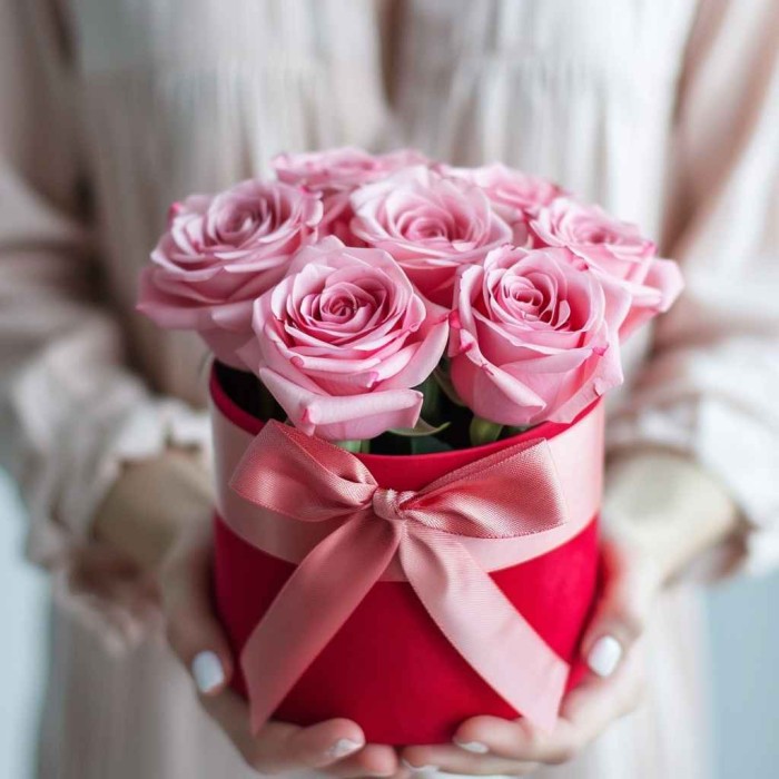 7 розовых роз в коробке