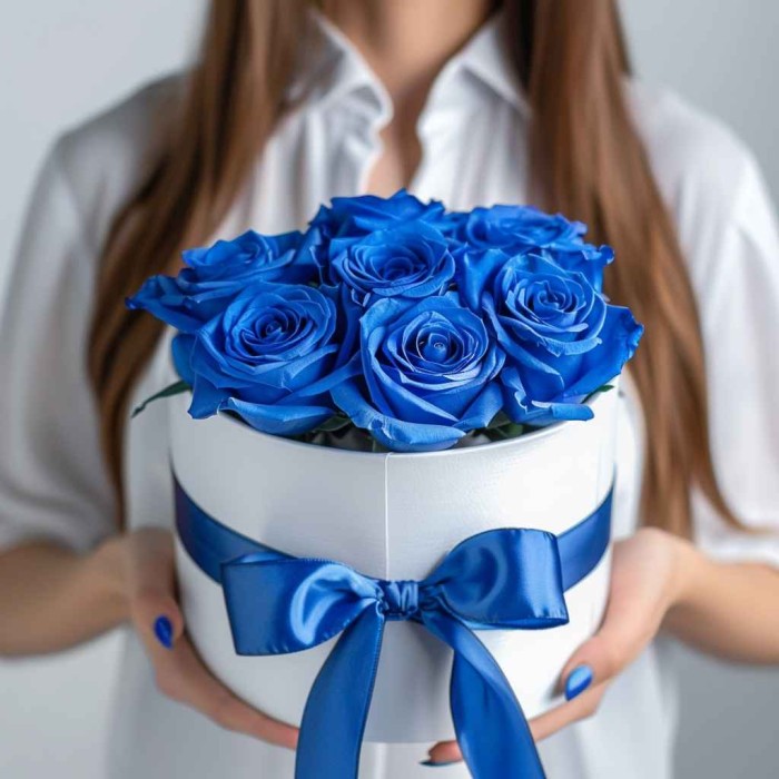 7 синих роз в коробке