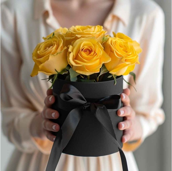 7 желтых роз в коробке