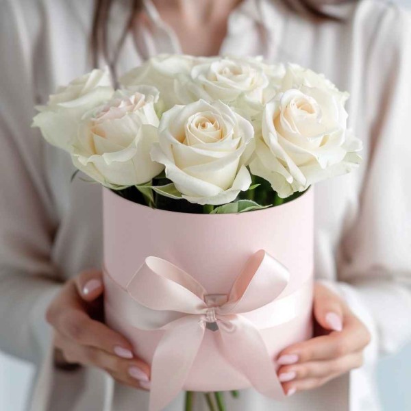 9 белых роз в коробке