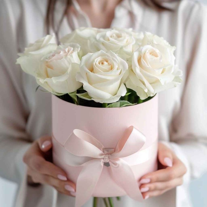 9 белых роз в коробке