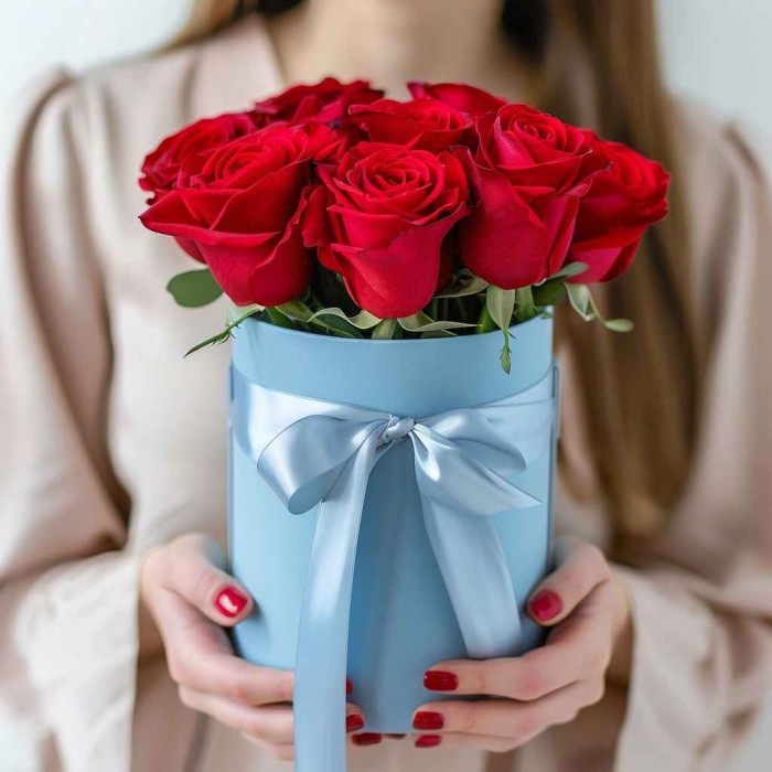 9 красных роз в коробке