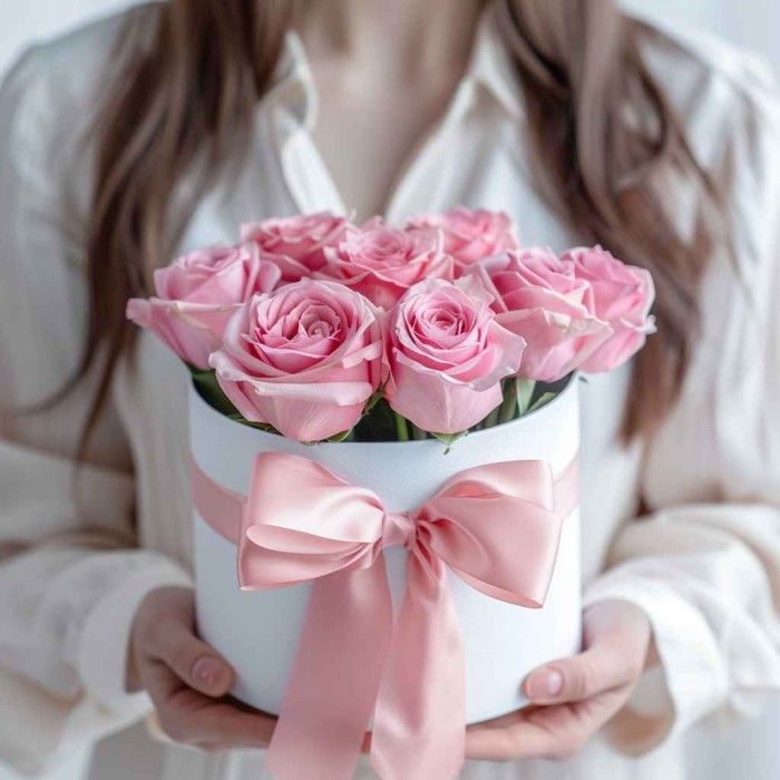 9 розовых роз в коробке
