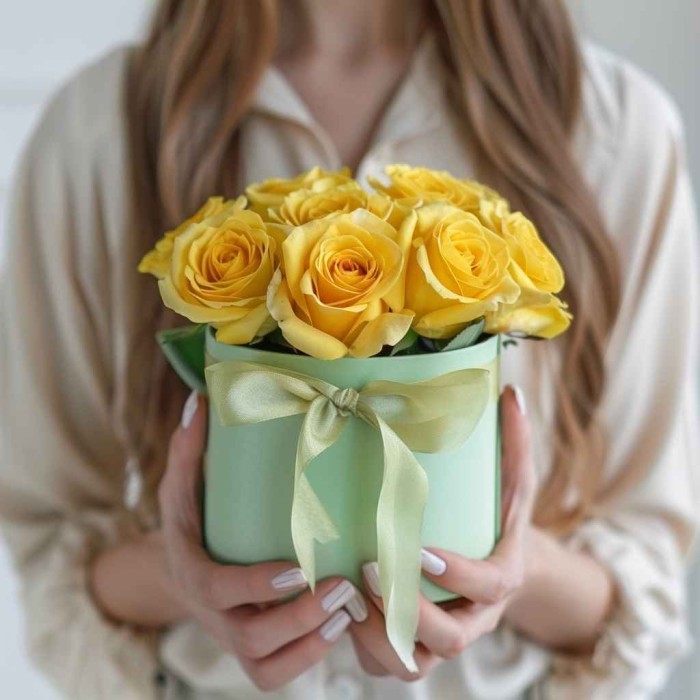 9 желтых роз в коробке